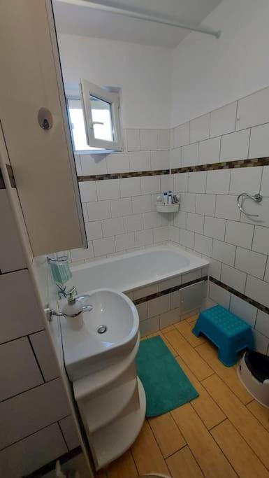 Cosy Close To Center With Parking Lot Appartamento