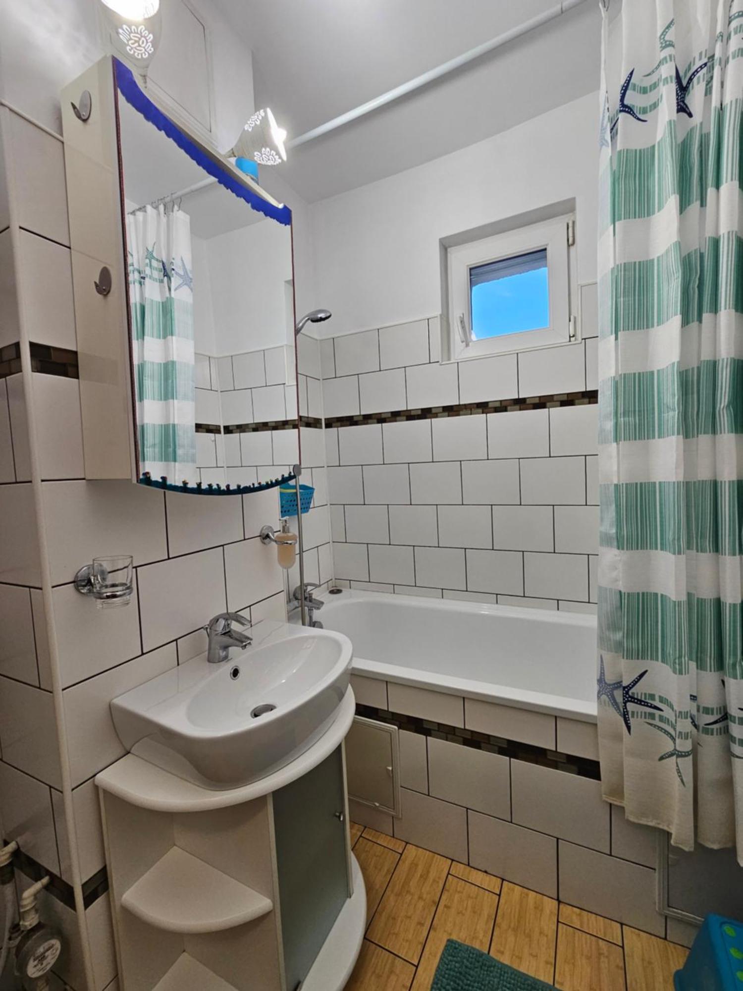 Appartamento Cosy Close To Center With Parking Lot Bucarest